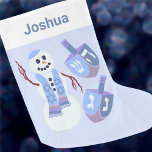 Grande Chaussette De Noël Snowman Dreidels Hanoukka Pour Enfants Chrismukkah<br><div class="desc">Facile à personnaliser, ce stock Hanoukka est idéal pour les familles inter-religieuses qui fêtent Noël et Haanukkah. Le joyeux bonhomme de neige juif est posé sur un arrière - plan de bleu pastel pâle, avec des dreidels assortis dans des bleus doux et une touche de violet. Une zone blanche "cuff"...</div>