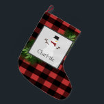Grande Chaussette De Noël Snowman Red Buffalo Plaid Stocker<br><div class="desc">Ajoutez une touche festive à votre manteau de cheminée cette saison de vacances avec un Snowman Red Buffalo Plaid Stocking. Le design d'empaquetage comprend une boîte ornée de branches de pin et charmant bonhomme de neige contre un arrière - plan de plaid de buffle avec un espace que vous pouvez...</div>