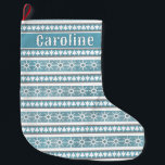 Grande Chaussette De Noël Southwest Winter Snowflakes Pines Personnalisé<br><div class="desc">Inspiré par les éléments de design propres à l'environnement de l'artiste dans le sud-ouest, cette oeuvre originale présente un arrière - plan imprimé de texture rocheuse bleue et grise avec un motif de pins géométriques et de flocons de neige. Votre achat de mes designs sur les produits Zazzle aide à...</div>