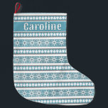 Grande Chaussette De Noël Southwest Winter Snowflakes Pines Personnalisé<br><div class="desc">Inspiré par les éléments de design propres à l'environnement de l'artiste dans le sud-ouest, cette oeuvre originale présente un arrière - plan imprimé de texture rocheuse bleue et grise avec un motif de pins géométriques et de flocons de neige. Votre achat de mes designs sur les produits Zazzle aide à...</div>