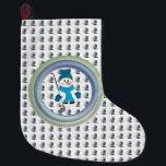 Grande Chaussette De Noël Swing Snowman Golfer<br><div class="desc">Envisagez un charmant réapprovisionnement de Noël avec une scène d'hiver ornée d'un golfeur de neige vêtu d'un casquette bleu et de mitaines, prêt pour une partie de golf avec son club de fer 7 et des balles de golf. Un motif de golf arrière - plan et ludique. C'est un design...</div>