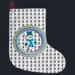 Grande Chaussette De Noël Swing Snowman Golfer<br><div class="desc">Envisagez un charmant réapprovisionnement de Noël avec une scène d'hiver ornée d'un golfeur de neige vêtu d'un casquette bleu et de mitaines, prêt pour une partie de golf avec son club de fer 7 et des balles de golf. Un motif de golf arrière - plan et ludique. C'est un design...</div>