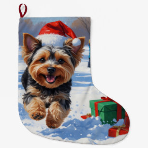 Grande Chaussette De Noël Yorkipoo courant dans la neige avec un chapeau de