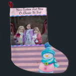 Grande Chaussette De Noël YourPic/Text Rose violet Rose Gold Stripes Snowman<br><div class="desc">Amusant et fantaisiste, ce design peut être pour les enfants ou les adultes et ajoutera un look coloré à votre maison. Attention, AUCUNE parties scintillant réelle n'est utilisée. Tous les accents de parties scintillant et de dentelle sont numériquement dans l'oeuvre. Pour ajouter votre propre photo, cliquez sur le bouton Modifier...</div>