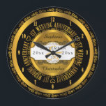 Grande Horloge Ronde 1er anniversaire Mariage d'Elégant noir et or<br><div class="desc">L'engagement du mariage mérite la qualité d'un cadeau personnalisé. Faites savoir à tous les importants couples combien ils vous inspirent avec notre design original de premier anniversaire noir et or. Personnalisez avec des noms ainsi que la date et la date d'anniversaire du mariage. Design original créé par Holiday Hearts Designs....</div>