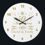 Grande Horloge Ronde 50e anniversaire de Mariage personnalisé<br><div class="desc">Un beau motif d'or avec des lettres fantaisie fait pour l'idée cadeau d'anniversaire de mariage parfait! Ce design a des colombes et des anneaux de mariage. Customisez-le en ajoutant les noms du couple heureux !</div>