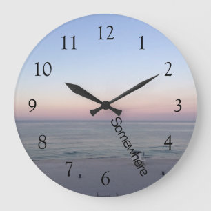 Grande Horloge Ronde 5 heures quelque part sur la plage rose