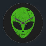 Grande Horloge Ronde alien vert tête pour science-fiction extraterrestr<br><div class="desc">alien tête verte de science-fiction visage sourire extraterrestre grunge</div>