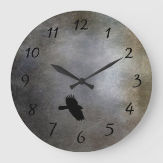 Grande Horloge Ronde Alors Que Le Corbeau Traverse Le Temps