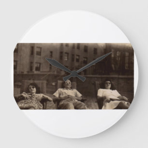 Grande Horloge Ronde Années 1940 trois personnes se relaxer sur le toit