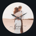 Grande Horloge Ronde Anniversaire du script d'amour de mémoire photo ma<br><div class="desc">Une belle façon de se souvenir d'un des meilleurs jours de votre vie,  votre jour de mariage. Souvenez-vous de ce moment spécial pour toujours avec cette mémoire photo mariage. Personnalisez la typographie du script à votre propre date de texte et de mariage.</div>