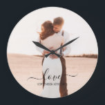 Grande Horloge Ronde Anniversaire du script d'amour de mémoire photo ma<br><div class="desc">Une belle façon de se souvenir d'un des meilleurs jours de votre vie,  votre jour de mariage. Souvenez-vous de ce moment spécial pour toujours avec cette mémoire photo mariage. Personnalisez la typographie du script à votre propre date de texte et de mariage.</div>