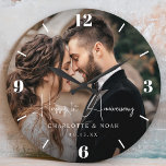 Grande Horloge Ronde Anniversaire Mariage personnalisé<br><div class="desc">Commémorez vos moments spéciaux avec notre grande horloge à l'anniversaire de Mariage personnalisé,  avec un design moderne avec un script chic. Personnalisez-le avec votre photo de couple préférée pour créer un cadeau d'anniversaire élégant et significatif,  parfait pour célébrer votre jour de mariage ou comme unique Valentine's Day keepsaké!</div>