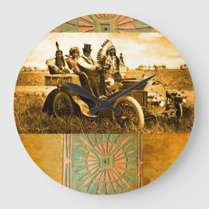 GRANDE HORLOGE RONDE APACHES ET GERONIMO CONDUISANT UNE VOITURE À MOTEU