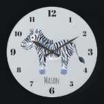 Grande Horloge Ronde Aquarelle bleue du garçon Zebra Safari Nom de la n<br><div class="desc">Cette horloge cool et mignonne pour enfants/bébé comporte un zèbre blanc bleu,  et serait un complément parfait à la crèche ou à la chambre de votre petit. Découvrez le reste de notre collection pour d'autres animaux de safari de garçon bleu mignon !</div>