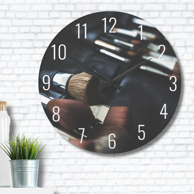 Grande Horloge Ronde Artiste de maquillage noir élégant (Stylish Modern Black Makeup Artist Brushes Large Clock)