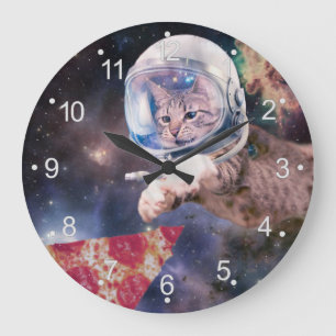 Grande Horloge Ronde Astronaut cat hunting a pizza slice