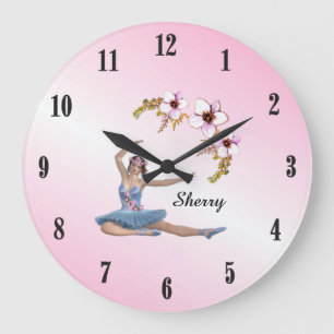 Grande Horloge Ronde Ballerine en bleu nom personnel numéros noirs rose