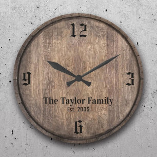 Grande Horloge Ronde Baril en bois Vintage Nom de famille établi
