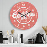Grande Horloge Ronde Barre de café en tableau noir Monogramme Couleur p<br><div class="desc">Chalet Café Bar Monogramme Couleur Personnalisée Grande Horloge. Horloge murale personnalisée de nom personnalisé dans le style chalkboard tendance avec deux zones de texte personnalisées que vous pouvez personnaliser pour en faire votre propre. Cliquez sur customiser plus loin pour accéder au sélecteur de couleurs à la main et choisissez votre...</div>