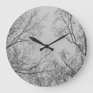Grande Horloge Ronde Birch d'hiver nordique avec des oiseaux tits Photo