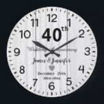Grande Horloge Ronde Blanc Rustique Bois 40e Anniversaire de Mariage Pe<br><div class="desc">46e Anniversaire de Mariage fleur  Horloge Avec Noms et Année Personnalisés,  43 Ans de Mariage cadeau pour un couple,  47e anniversaire de mariage Noël  Horloge personnalisée 2025,  48e idée cadeau d'anniversaire pour un couple  Horloge</div>
