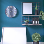 Grande Horloge Ronde Blue Lux Grey Métal Gris Argent Roman Nombre<br><div class="desc">🕒 💙 Élégance dans le temps : Le Lux Bleu du Studio Florence Métal Gris Argent Roman Numérique Grande horloge ! 💙 🕒 Dans le flux continu du temps, le Blue Lux Grey Metal Silver Roman Number Large Clock by Florence Studio n'est pas seulement un instrument pour marquer les heures,...</div>