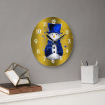 Grande Horloge Ronde Blue Snowman sur Gold Christmas<br><div class="desc">Un motif de Noël mignon et coloré avec des bonhomme de neige vêtus d'un chapeau et de gilets en velours bleu,  sur un arrière - plan doré festif aux étoiles dorées pour ajouter une touche chic et fantaisiste à vos décorations de maison de Noël cette année.</div>