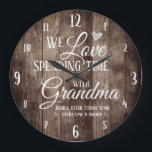 Grande Horloge Ronde Bois passe du temps avec grand-mère<br><div class="desc">Horloge familiale amusante avec arrière - plan texturé en planches de bois. Nous aimons passer du temps avec grand-mère des noms personnalisés de petits enfants. Ajoutez les noms des petits enfants au bas de l'horloge pour un cadeau unique de conservation.</div>
