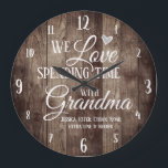 Grande Horloge Ronde Bois passe du temps avec grand-mère<br><div class="desc">Horloge familiale amusante avec arrière - plan texturé en planches de bois. Nous aimons passer du temps avec grand-mère des noms personnalisés de petits enfants. Ajoutez les noms des petits enfants au bas de l'horloge pour un cadeau unique de conservation.</div>