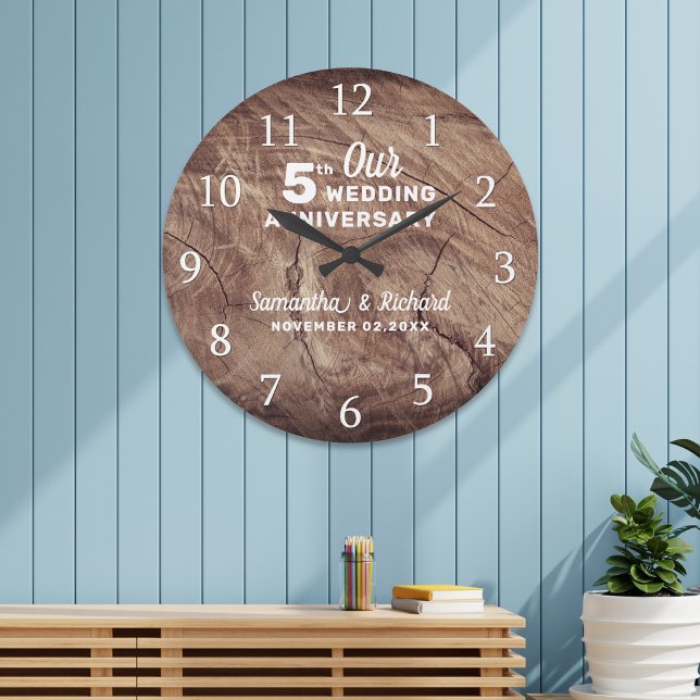 Grande Horloge Ronde Bois rustique Personnalisé 5e anniversaire Mariage (Rustic Wood Personalized 5th Wedding Anniversary Large Clock)
