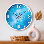 Grande Horloge Ronde Bokeh bleu turquoise ombre points abstraits simple<br><div class="desc">Des cercles lumineux d'effet bokeh ronds brillent de l'arrière - plan abstrait bleu turquoise et brillant. Aménagez votre chambre préférée avec cette magnifique horloge murale vibrante. Vous avez le choix entre un visage rond ou carré. Fait un grand cadeau de ménage! Vous pouvez facilement personnaliser cette horloge murale. S'il vous...</div>