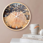Grande Horloge Ronde Bold Seashell sur California Sandy Beach Photo<br><div class="desc">La lumière de la fin de l'après-midi fait de ce coquillage sur une plage du sud de la Californie un endroit lumineux. Détendez-vous et revenez à vos jours de plage de vacances chaque fois que vous regardez l'heure sur cette magnifique horloge murale photographique. Vous avez le choix entre un visage...</div>