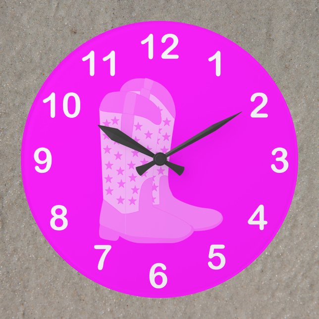 Grande Horloge Ronde Bottes De Cowboy Étoiles Rose Blanc Chiffres (A clock with a pair of pink cowboy boots with stars surrounded by white numbers.)