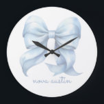 Grande Horloge Ronde Boue Bleue tendance personnalisée avec le nom Mono<br><div class="desc">Ajoutez une touche d'élégance intemporelle à votre décor avec la boue bleue tendance personnalisée avec le nom Monogram Large Clock. Doté d'un arc de coquette délicat à l'aquarelle douce, cette horloge allie sans effort charme vintage et esthétique moderne. Sa décoration millénaire en fait un point d'ancrage idéal pour n'importe quelle...</div>