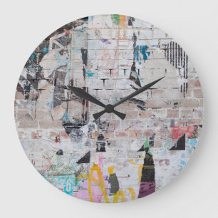 Grande Horloge Ronde Brique patinée : Mur d'affiches urbaines.