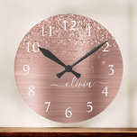 Grande Horloge Ronde Brushed metal rose Gold Pink Glitter Monogram<br><div class="desc">Rose Gold - Blush Pink Faux Foil Metallic Sparkle Glitter Brushed Metal Monogram Nom Clock. This makes the perfect sweet 16 birthday,  wedding,  bridal shower,  anniversary,  baby shower or bachelorette party gift for someone that loves glam luxury and chic styles.</div>