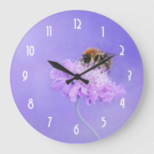 Grande Horloge Ronde Bumble Bee perché sur une fleur rose