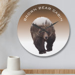 Grande Horloge Ronde Cabin Mountain Home Decor Brown Bear<br><div class="desc">Cette conception peut être personnalisée dans la zone fournie en modifiant la photo et/ou le texte. Vous pouvez également le customiser en cliquant sur Personnaliser ce Modèle, puis en choisissant l'option cliquer pour customiser et supprimer ou modifier la couleur de l'arrière - plan, ajouter du texte, modifier la couleur ou...</div>
