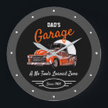 Grande Horloge Ronde Camion classique Chevy Garage Papa's Any Name Blac<br><div class="desc">Papa's ou un garage avec Chevy des années 50 sur un arrière - plan noir avec script orange et une bordure grise. Il suffit d'utiliser cette option de personnalisation du modèle pour modifier le texte. Drôle typographie de slogan avec n'importe quelle date. Choisissez simplement la couleur et la taille de...</div>