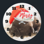 Grande Horloge Ronde Carlin mignon de chiot dans Noël rouge de<br><div class="desc">Une horloge avec une photo adorable d'un chiot de carlin dormant tout en utilisant un casquette rouge de père Noël. Le Joyeux Noël est écrit sur la bande de son casquette, dans une police manuscrite à la mode, dans les couleurs de fête rouges et vertes. Les lumières de Noël ficelées...</div>