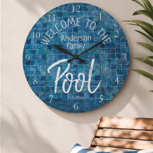 Grande Horloge Ronde Carrelage bleu personnalisé Bienvenue à la piscine