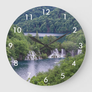 Grande Horloge Ronde Cascade cascade avec forêt verte en Croatie