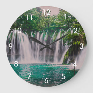 Grande Horloge Ronde Cascade dans la forêt verte