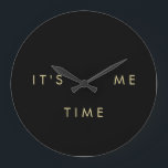 Grande Horloge Ronde C'est l'Elegant Gold de Me Time sur Black<br><div class="desc">Cette horloge noire glam est la meilleure façon de faire savoir à tout le monde que "c'est l'heure de moi". Le texte est en élégantes lettres dorées.</div>