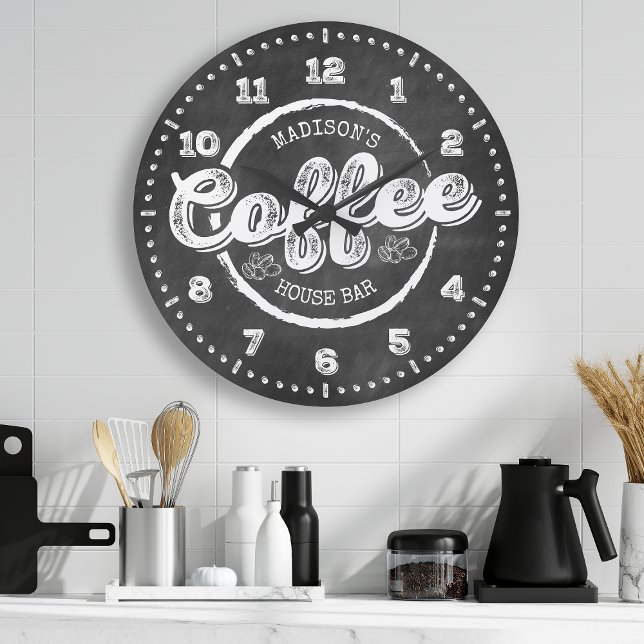Grande Horloge Ronde Chalkboard Coffee House Bar Monogram Custom (Créateur téléchargé)