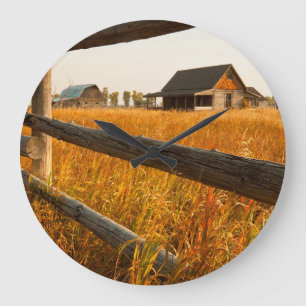 Grande Horloge Ronde Chambre de ferme et barrière de rail dans Teton