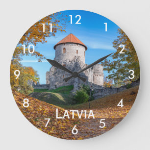 Grande Horloge Ronde Château médiéval entouré de forêt