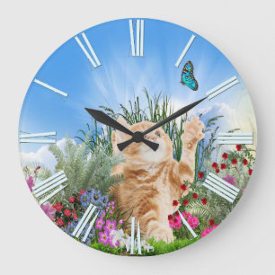 Grande Horloge Ronde Chaton gingembre jouant avec un papillon