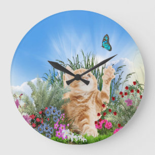 Grande Horloge Ronde Chaton gingembre jouant avec un papillon